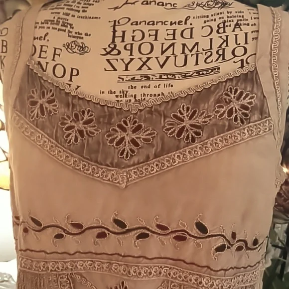 Women's gently used Shoreline embroidered top size medium - Picture 2 of 6